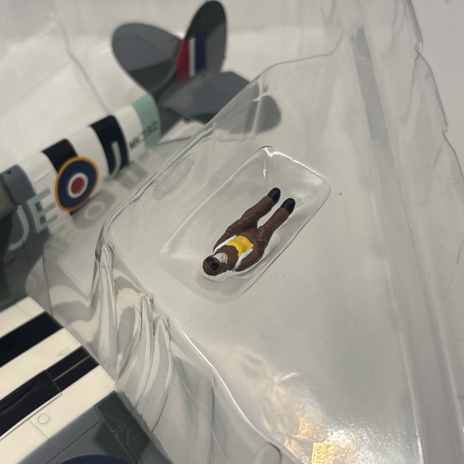 Hobby Master 1:48 Spitfire Mk.IX Johnnie Johnson HA8301 Diecast Plane DAMAGED BO