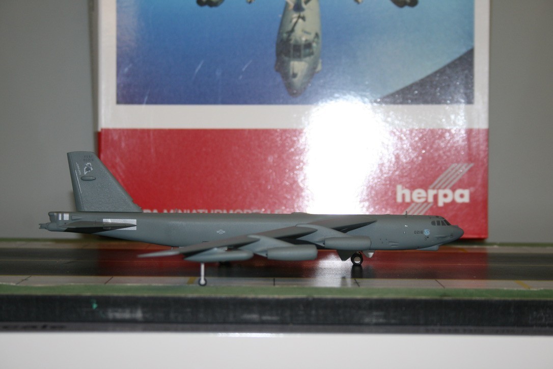 Herpa Wings 1:200 USAF Boeing 52 Stratofortress 58-0216 (572002) Thunder Struck