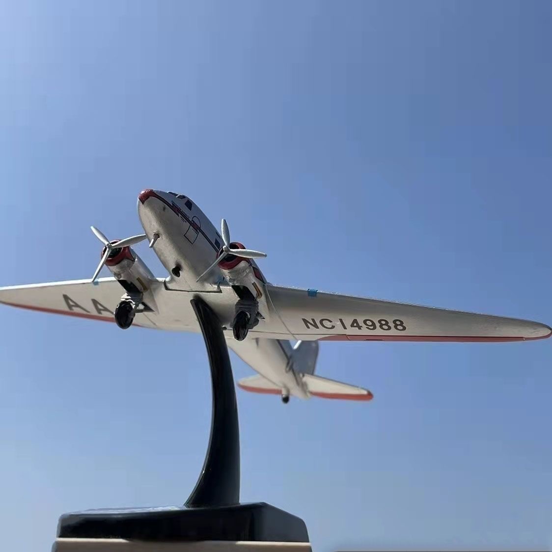 1:200 Scale Douglas DC-3 Alloy Model Diecast Aviation Legend Ready Display