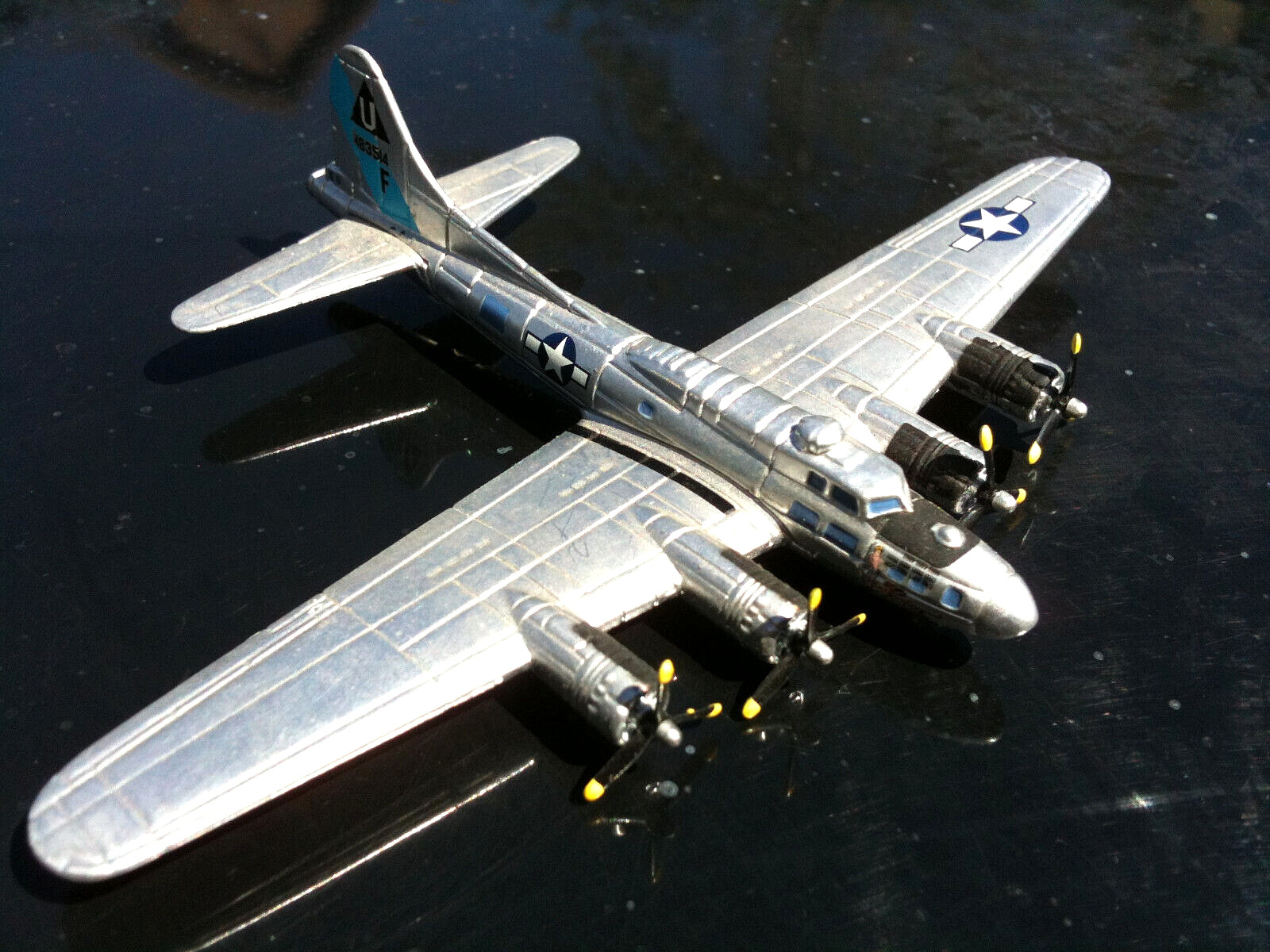 Corgi Boeing B17G Flying Fortress Confed. Air Force “Sentimental Journey” 1:300