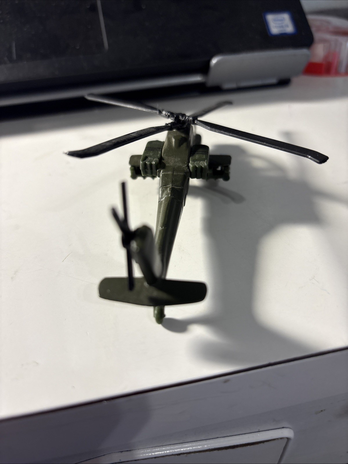 Maisto AH-64A Apache Diecast Military Helicopter Model w/ Stand 1:64, Green