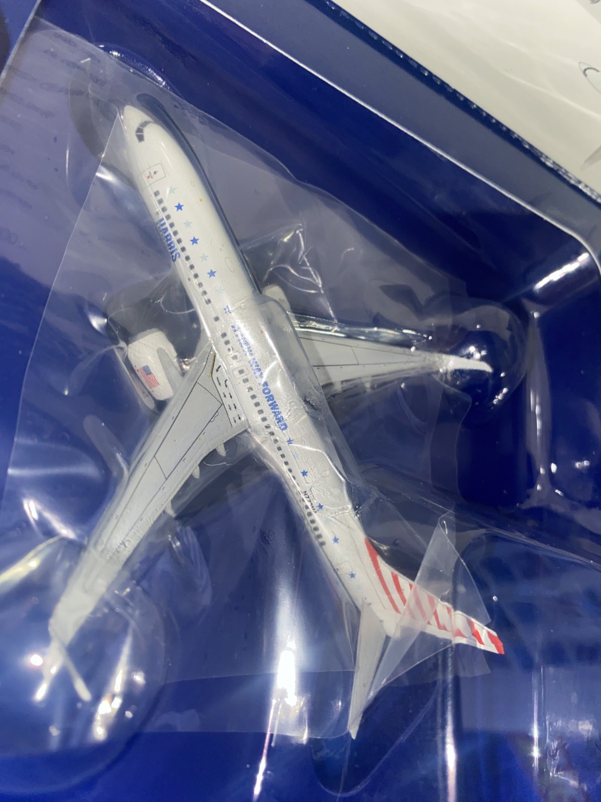 1/400 Scale, GEMINI JETS. BOEING 737-800 HARRIS/WALZ ( GJKA12322 )