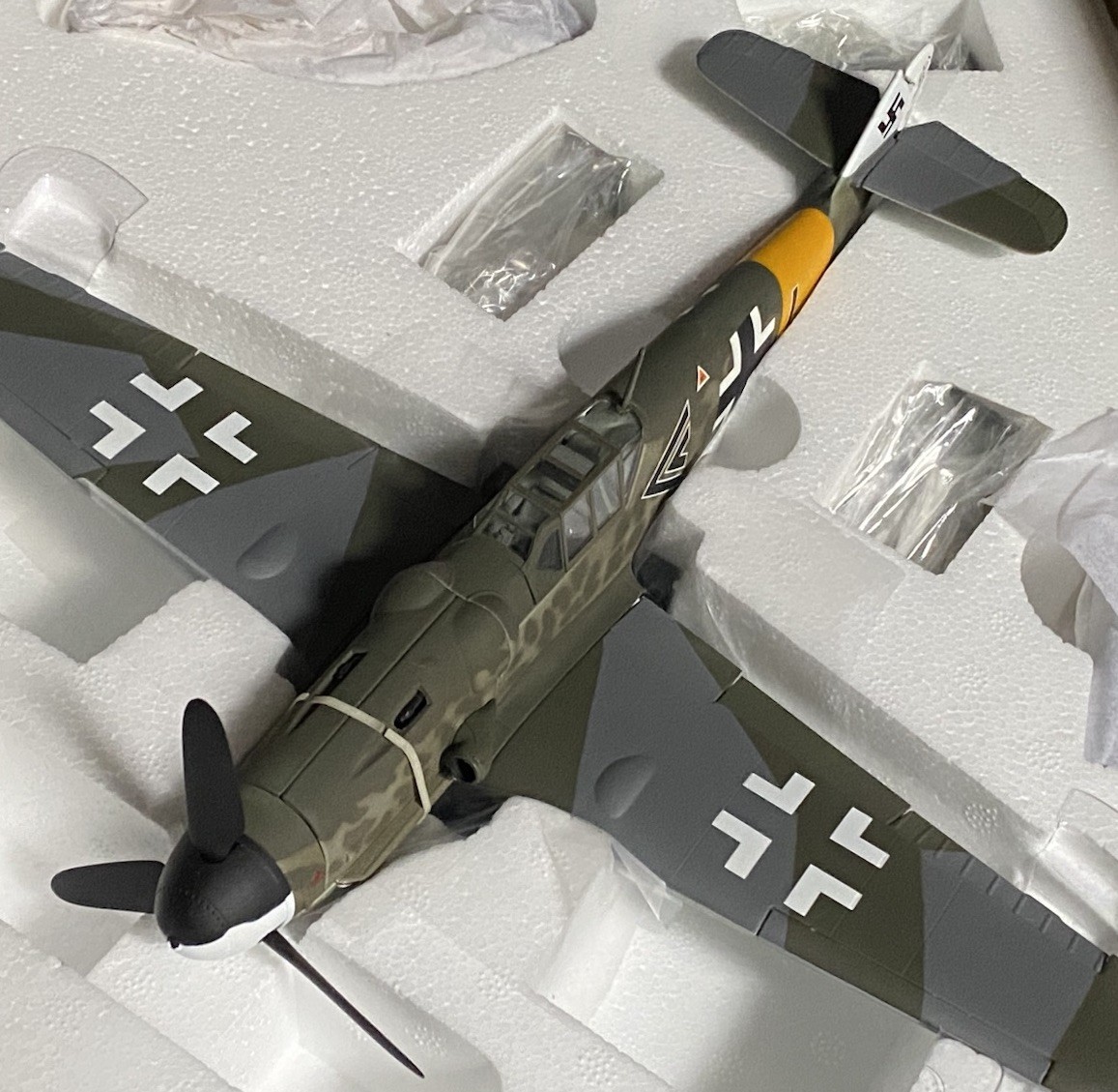 Corgi US34907 Bf109G Anton Hacki (192 Victories) Oldenburg Germany 1944 3Figures