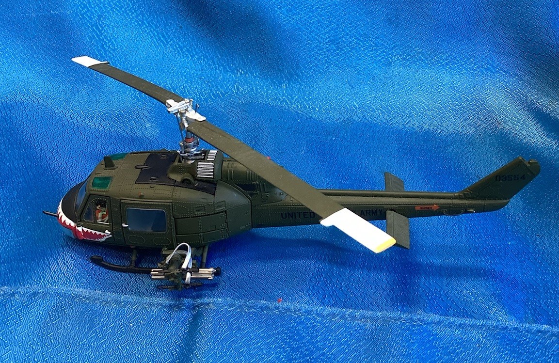 1/48 SCALE MODEL FRANKLIN MINT HUEY UH-1B ATTACK HELICOPTER CHOPPER GUNNER