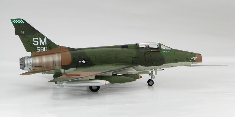 Hobbymaster F-100D Super Sabre ” Maj. Don Schmenk ” 1969 HA2102 1:72 NIB