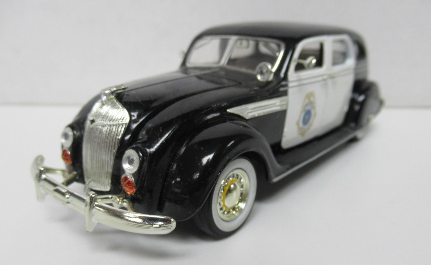 Signature Models 1936 Chrysler Airflow Chief Police Car Bedford Falls Harry 1:32