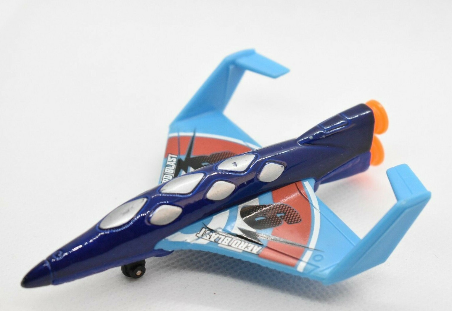 2011 Matchbox Die-Cast aero Blast SB102 V9352