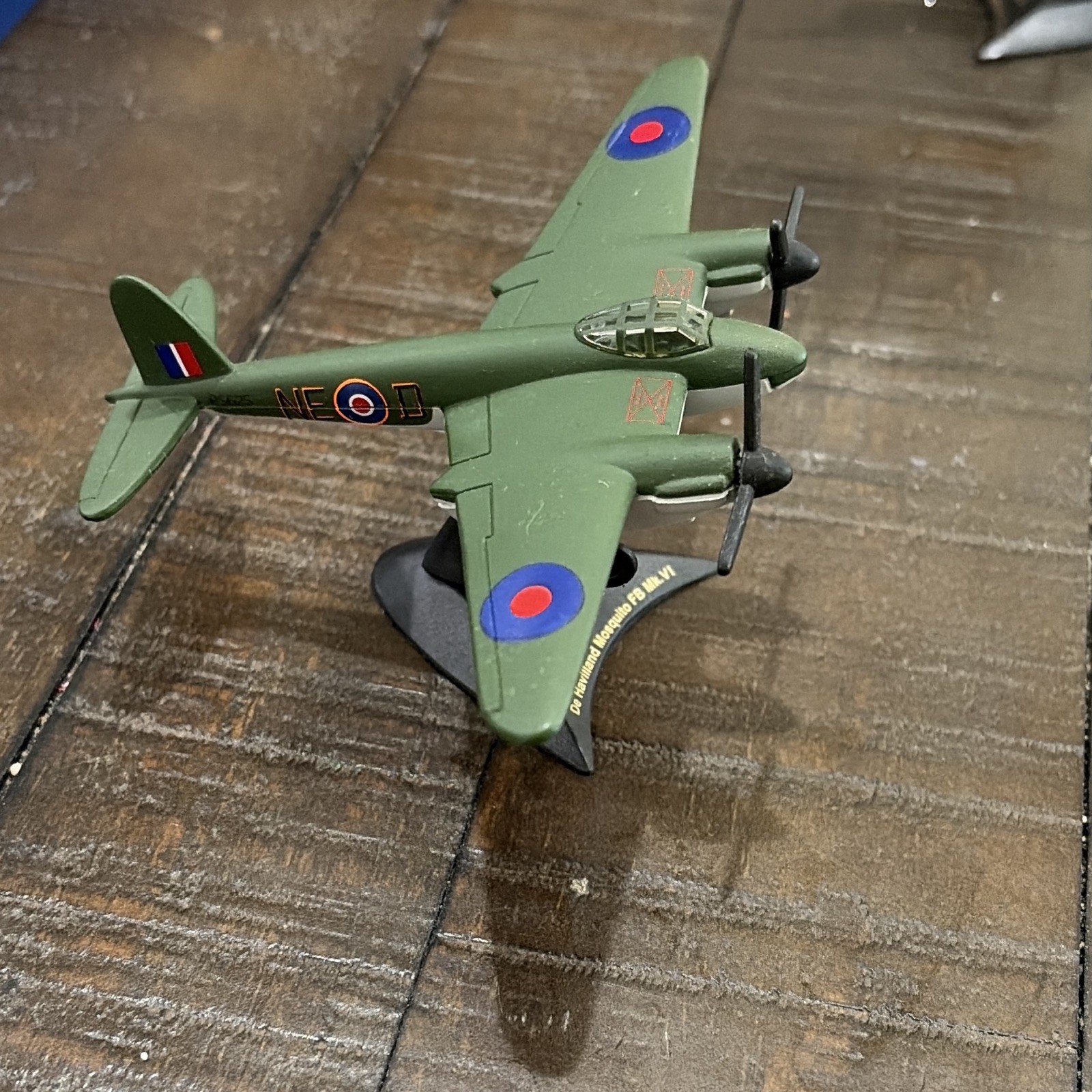 Maisto De Havilland Mosquito FB Mk.VI RAF Military Airplane Model w/ Stand Green