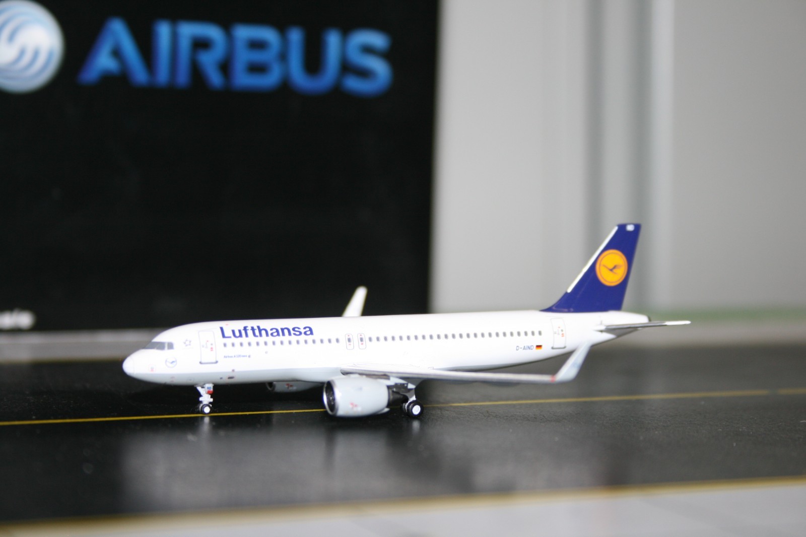 Panda Model 1:400 Lufthansa Airbus A320neo D-AIND (PM-D-AIND) Model Plane