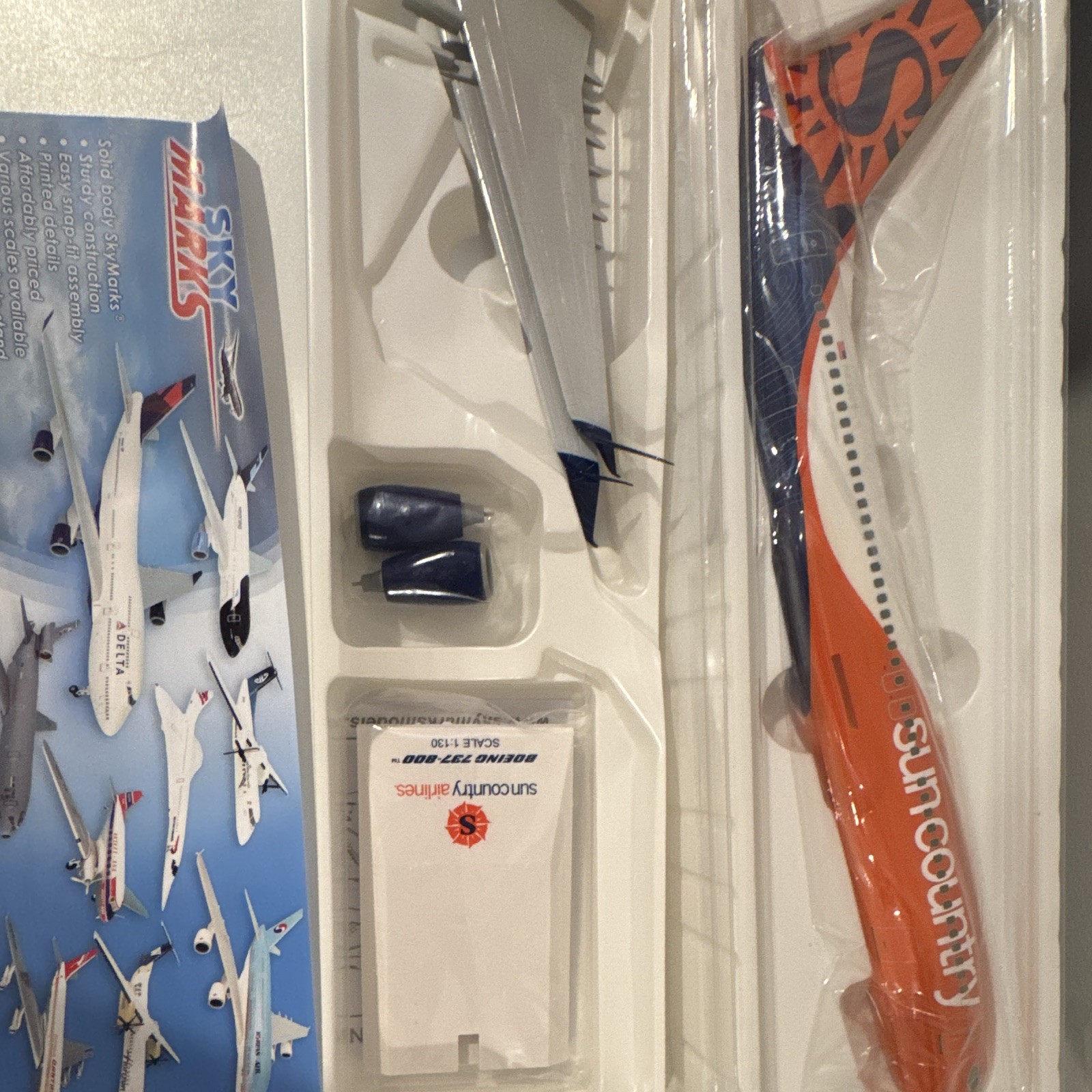 SkyMarks Boeing 737-800 Sun Country 1:130 Model Airplane w/ Stand SKR1006