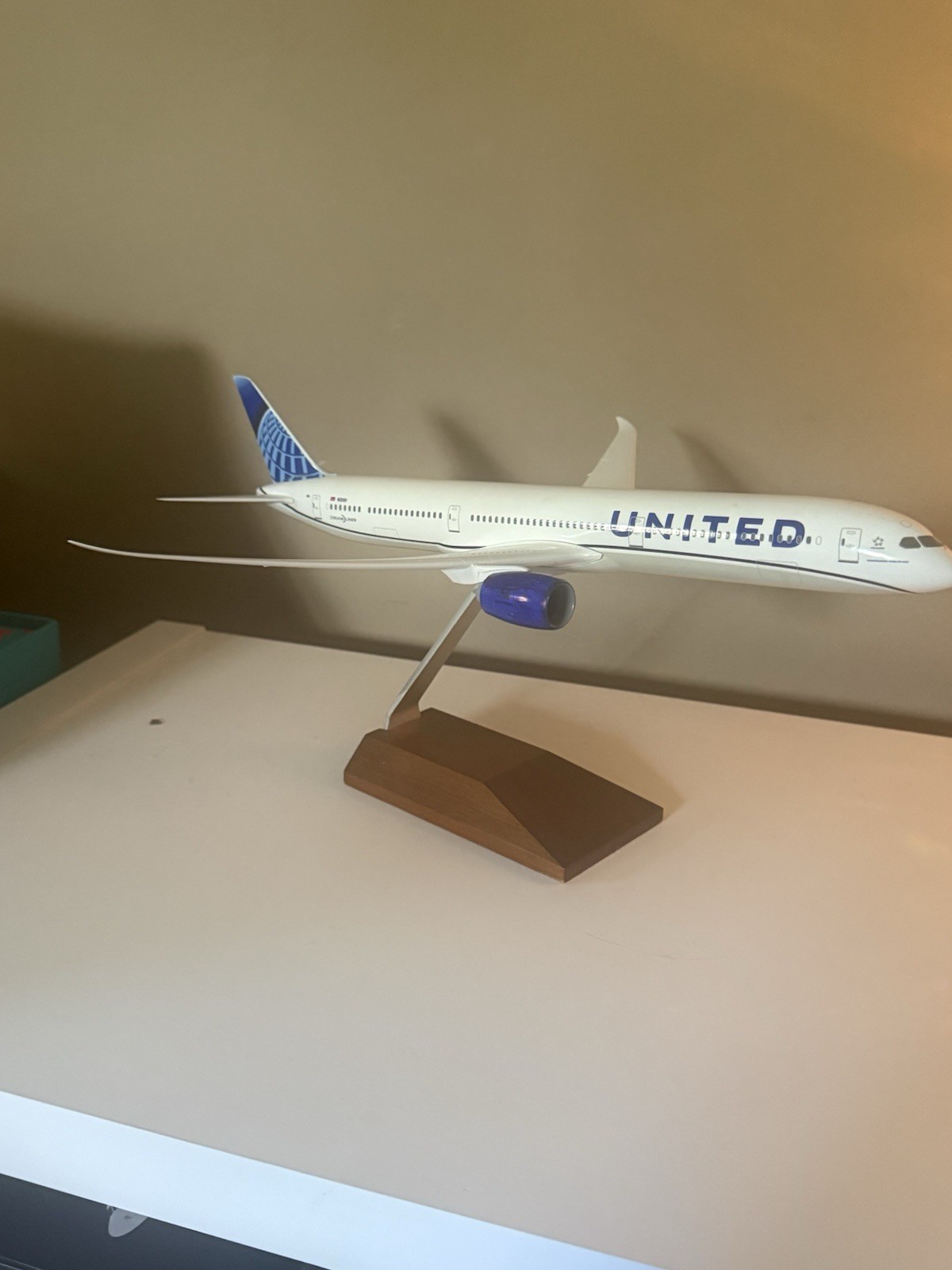 Skymarks United Boeing 787-10 1:200 Scale With Wooden Stand In Mint Condition!