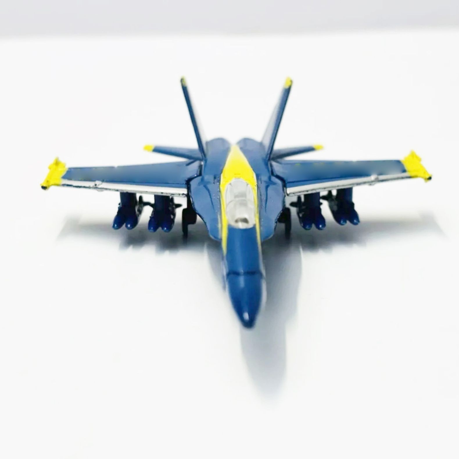 Realistic F/A-18 Hornet Fighter Jet Model Die-Cast 1:64 Scale Movable Wings