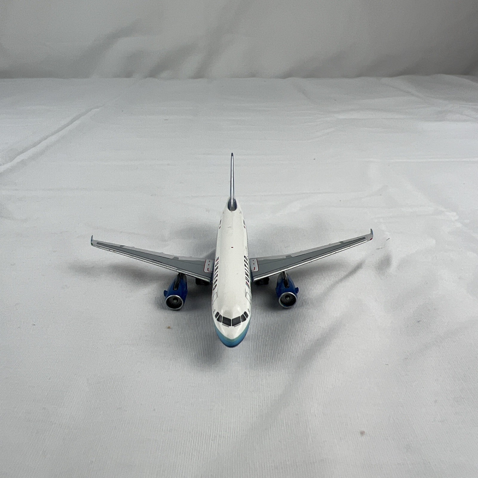 1:400 Airbus A319-100 United Airlines N818UA Blue Tulip AeroClassics/DAMAGED