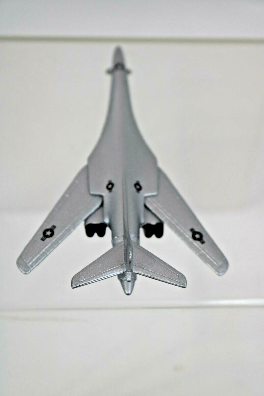 B-1 Silver Lancer (USAF) 4 1/2″ X 4″ w/Runway 24 piece 7 1/4″ Daron RW 025