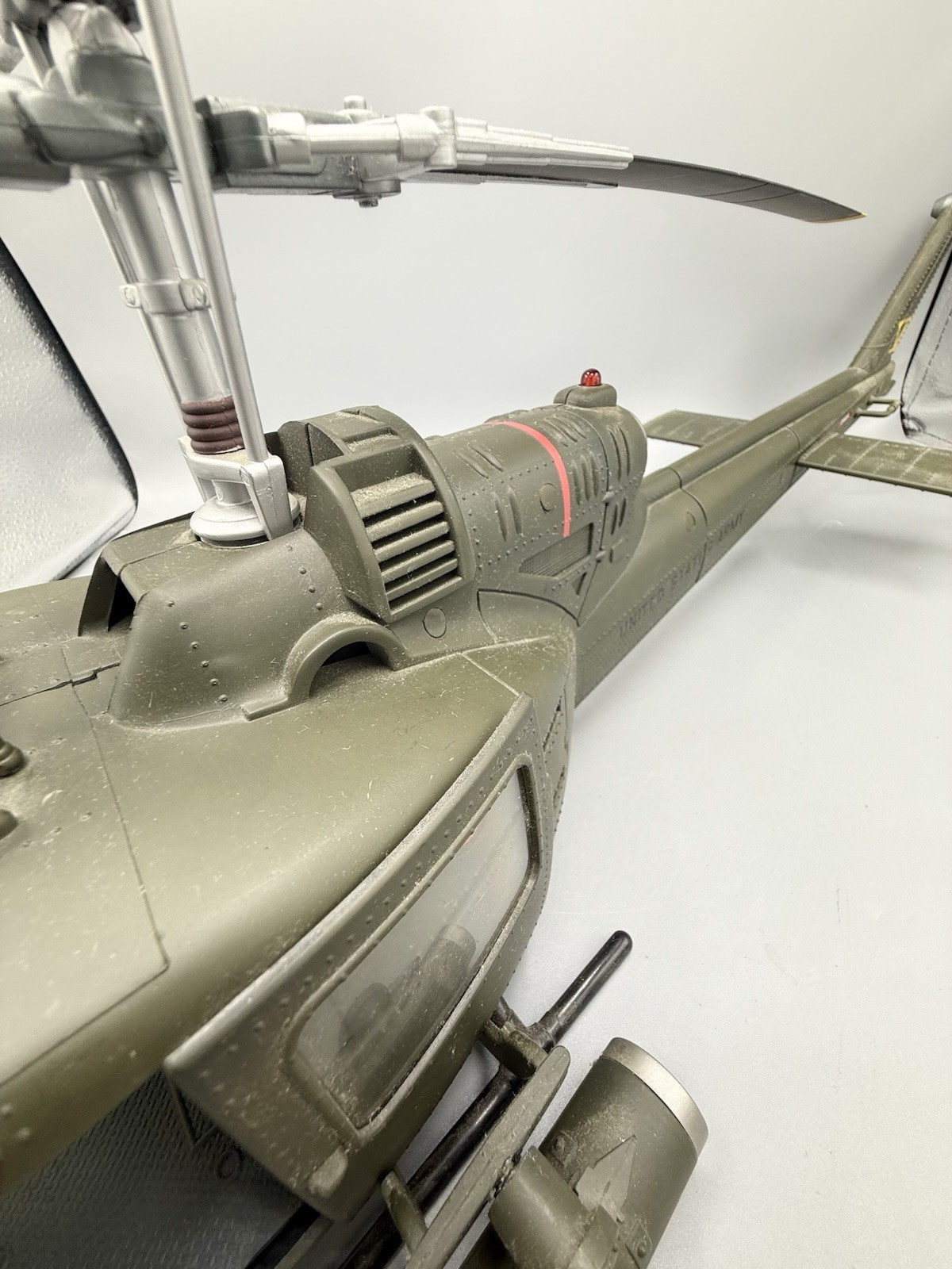 21st Century 1:18 UH-1C Huey Helicopter Hoghead II Vietnam MISSING REAR ROTOR