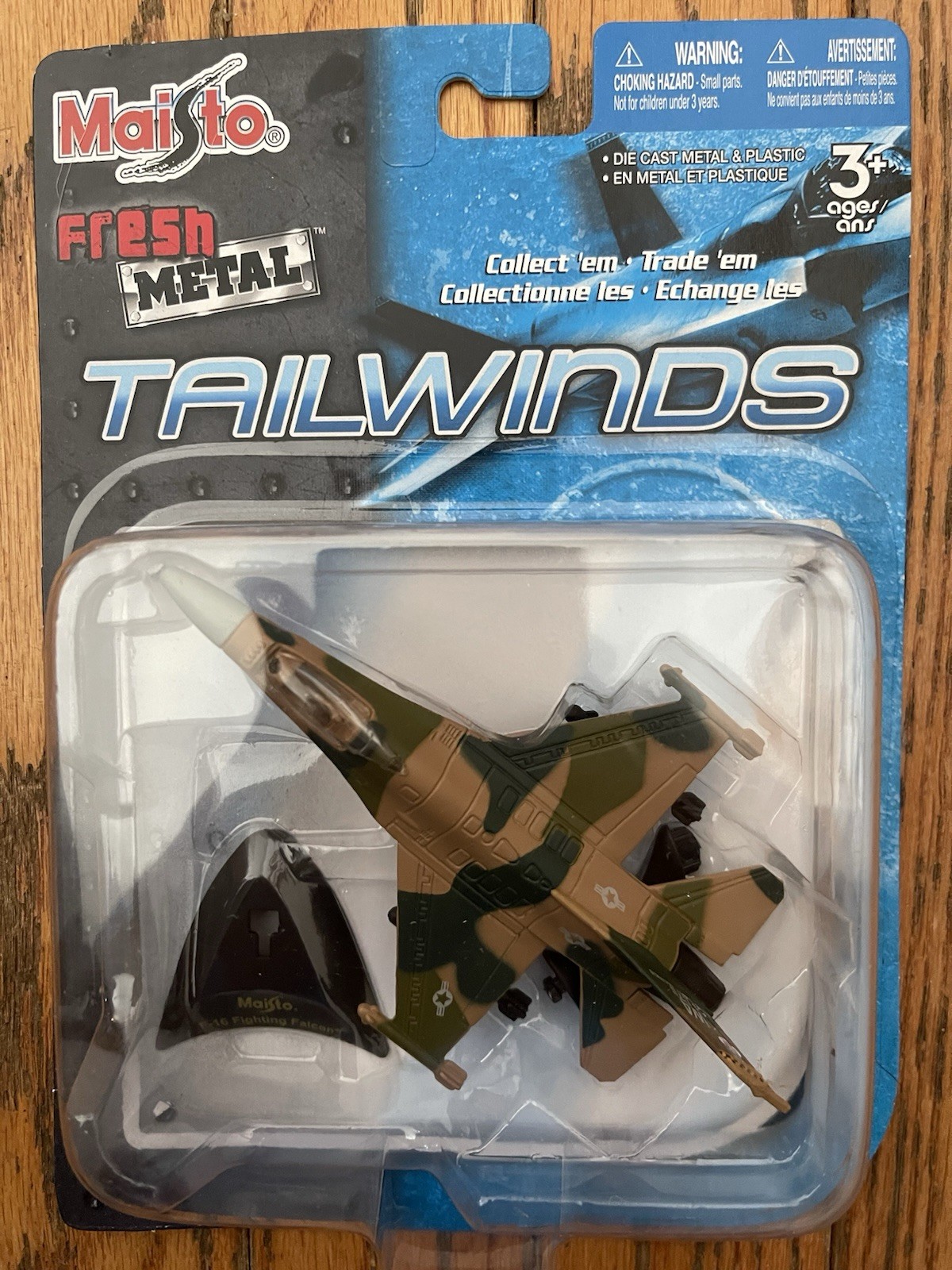 Maisto Tailwinds Fresh Metal F-16 Fighting Falcon Die Cast Vehicle/Stand