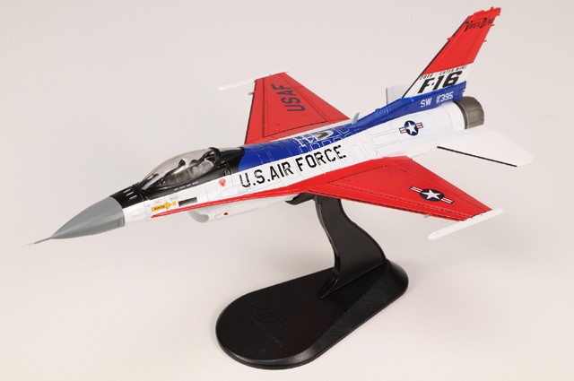 Hobby Master 1/72 F-16CM Fighting Falcon Airplane #91-0395 USAF Viper Demo Team