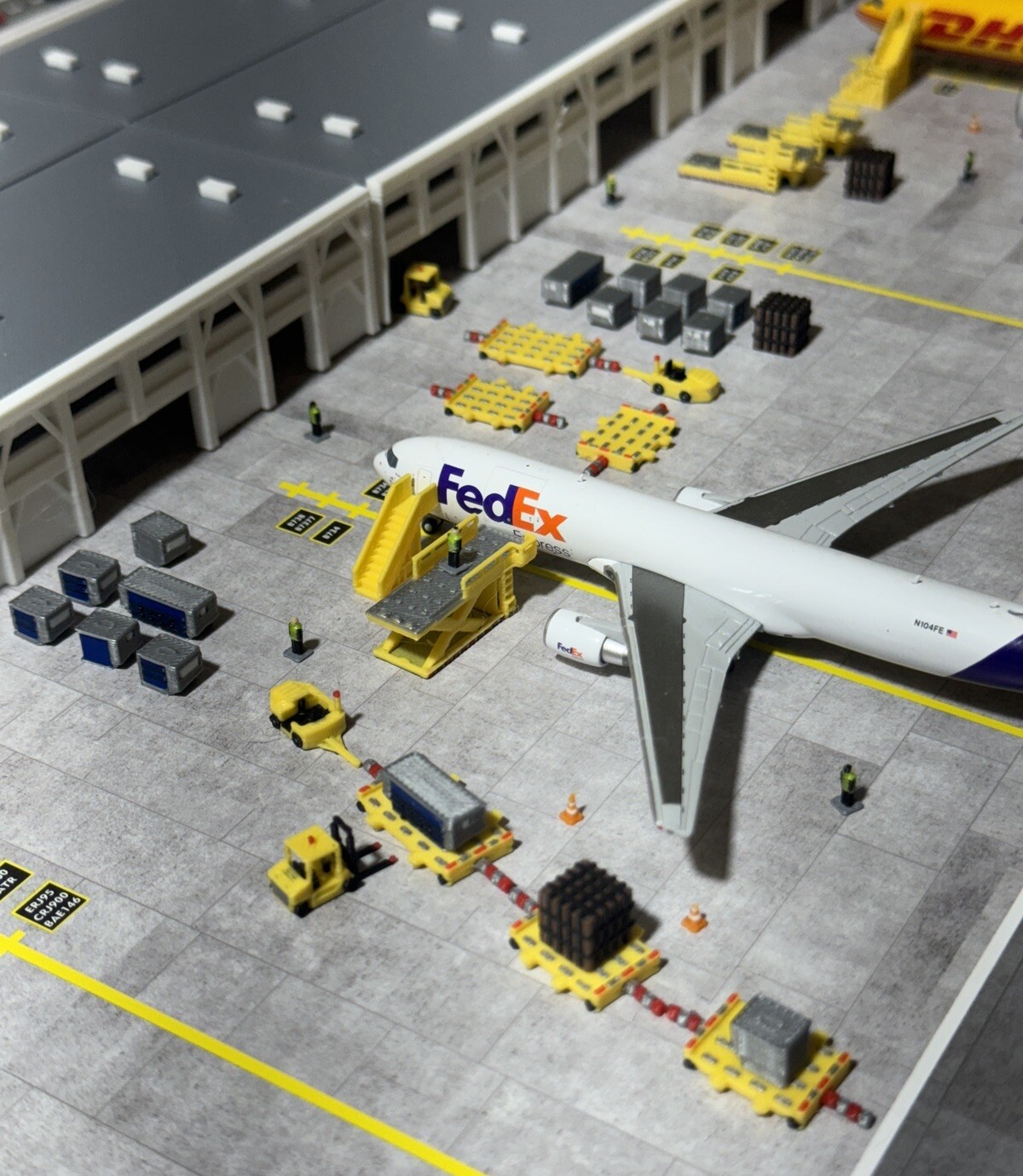 1:400 Scale Jetset Models Air Cargo GSE (LOT) 26 Pieces