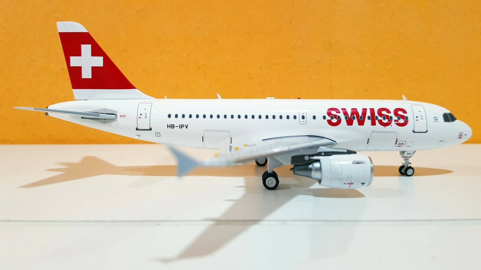 A319-112 SWISS INTERNATIONAL REG: HB-IPV W/STAND – JFOX JFA319012 1/200 – SALE
