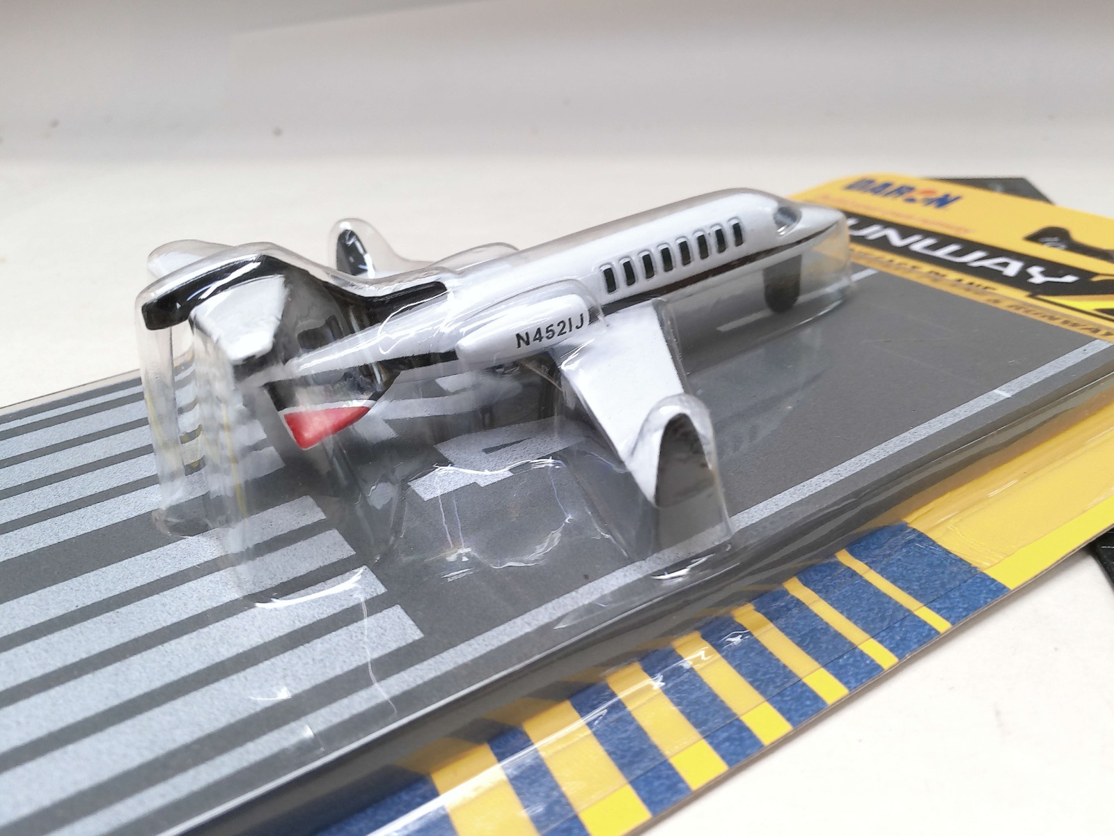 Private Jet Airplane RW205 Diecast Daron Runway 24 NEW