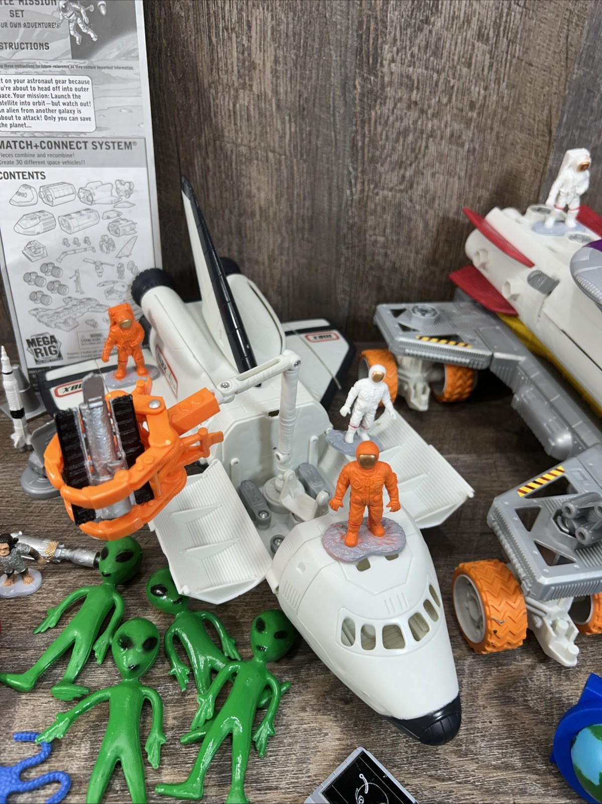 Matchbox MBX Mega Rig Shuttle Mission Set Space Shuttle W/ Aliens & Astronauts