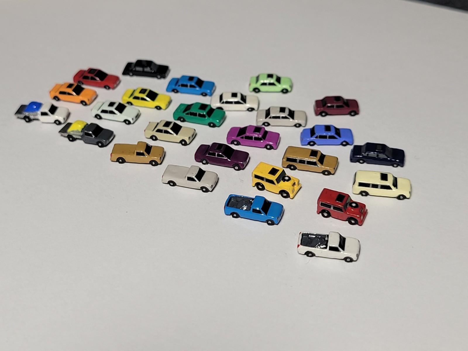 Artistic400 Airport Accessories GSE 1:400 Scale Passenger Cars 26-Pack