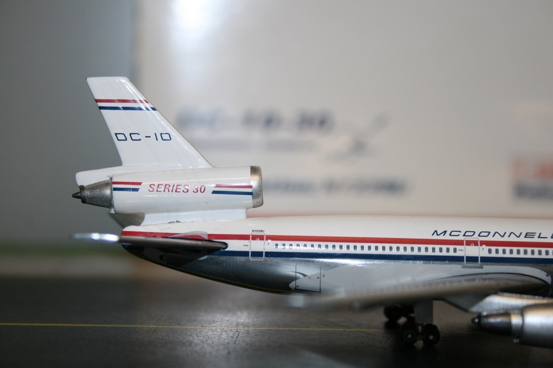 Phoenix 1:400 McDonnell Douglas DC-10-30 N1339U (10234) Model Plane