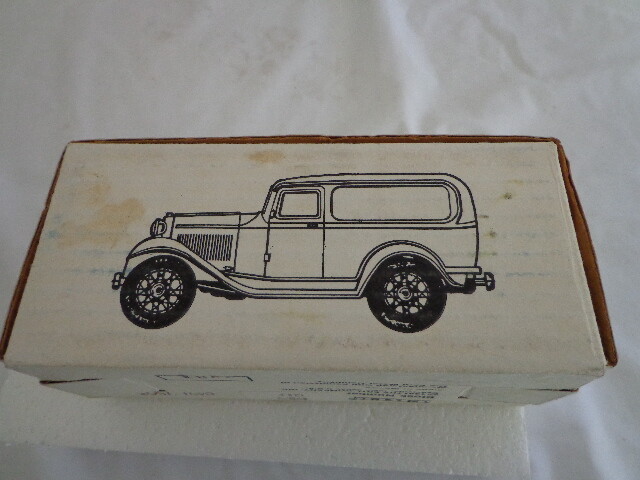 ERTL 1932 FORD PANEL GULF OIL DELIVERY BANK 1:25 DIECAST