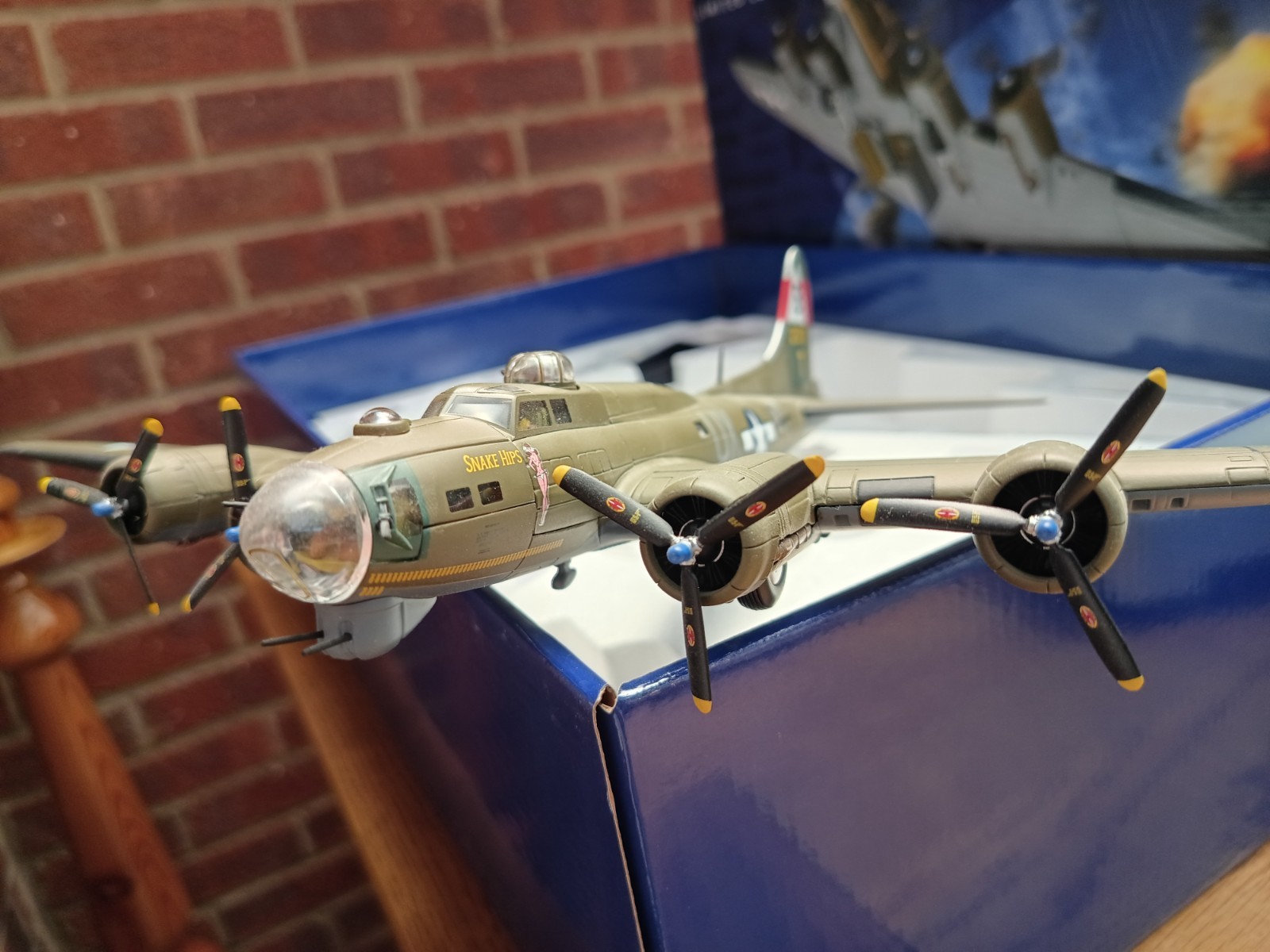 Corgi Aviation Archive Boeing B17G Flying Fortress #42-31713 Snake Hips AA33320