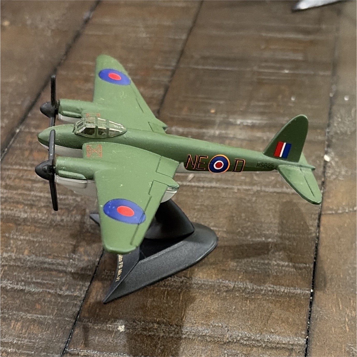 Maisto De Havilland Mosquito FB Mk.VI RAF Military Airplane Model w/ Stand Green