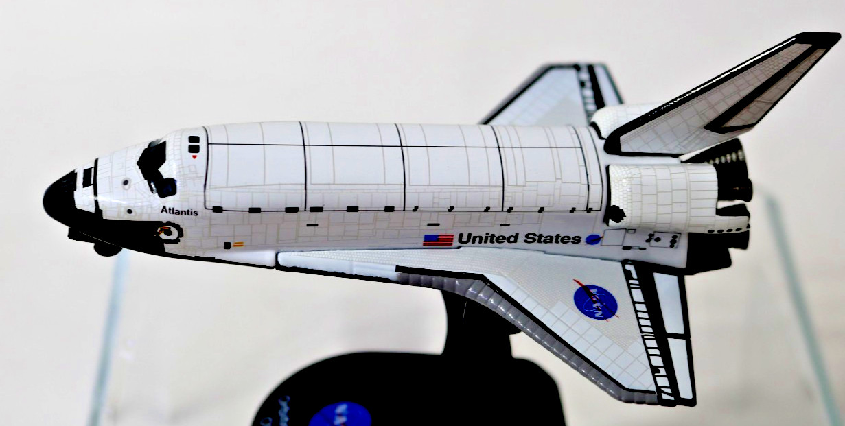 Same Day Shipping Orbiter Atlantis (1:300) First Flight 1985 Total 33 Missions