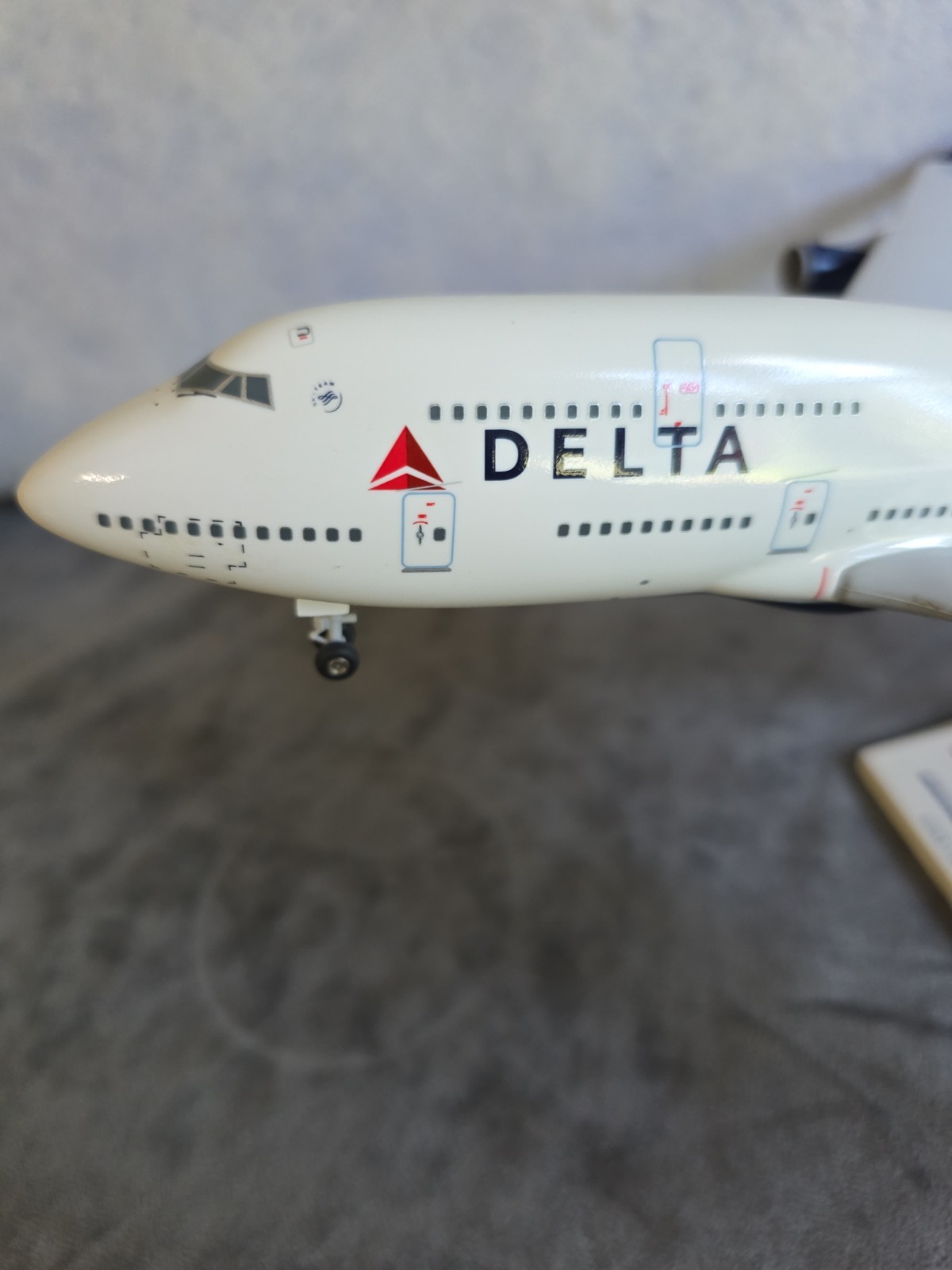 Skymarks Model Delta 747-400 1:200 Scale with Stand and Gears N665US