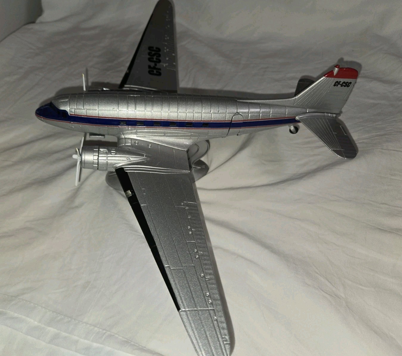 ERTL Chevron Douglas DC-3 CF-CSC Metal Airplane Model w/ Stand 15.5″ Wingspan