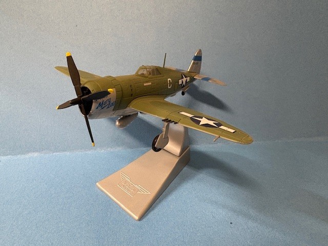 Corgi AA33803 P-47D Thunderbolt “Miss Mary Lou” USAAF, 1:72