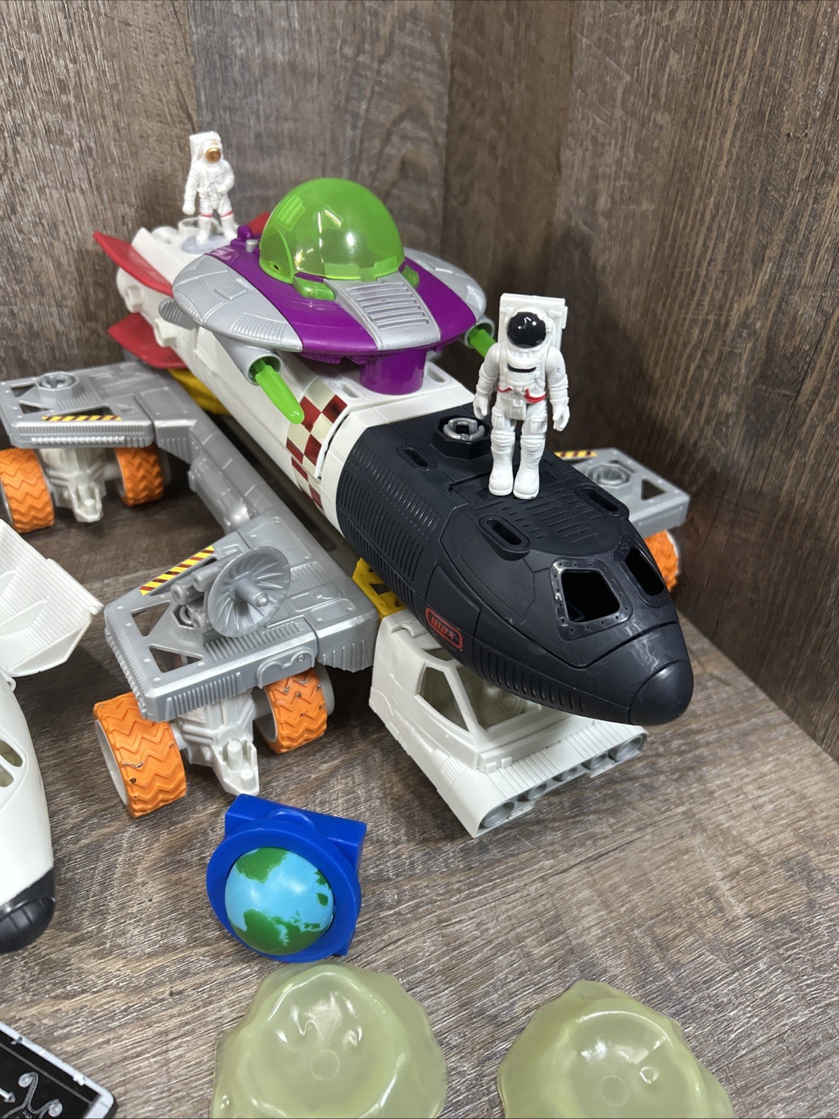 Matchbox MBX Mega Rig Shuttle Mission Set Space Shuttle W/ Aliens & Astronauts