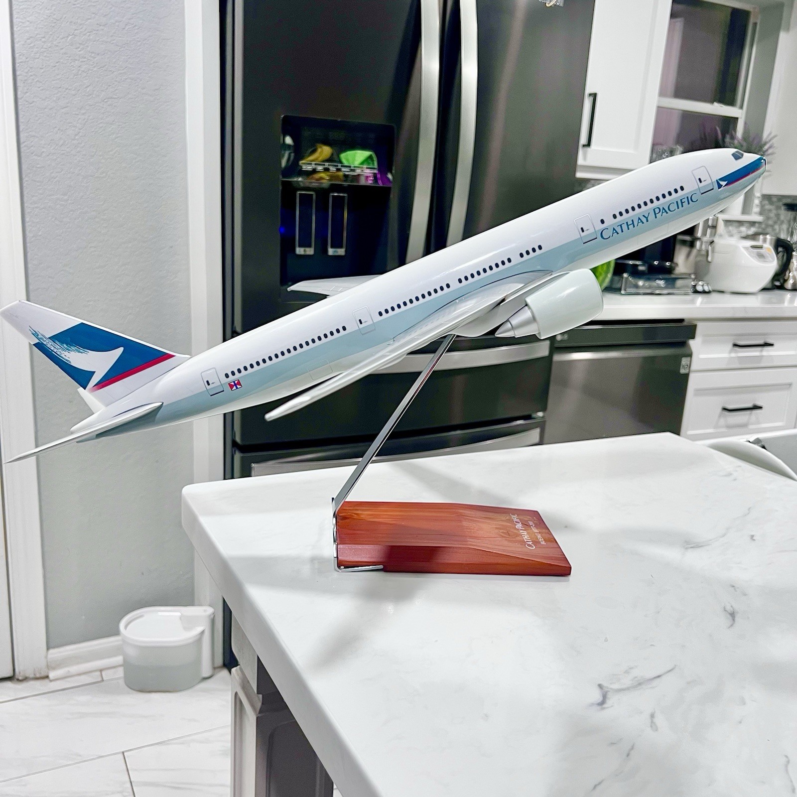 LIMOX GmbH 1:100 Boeing B777-200 Cathay Pacific Passenger Airplane 25” Model