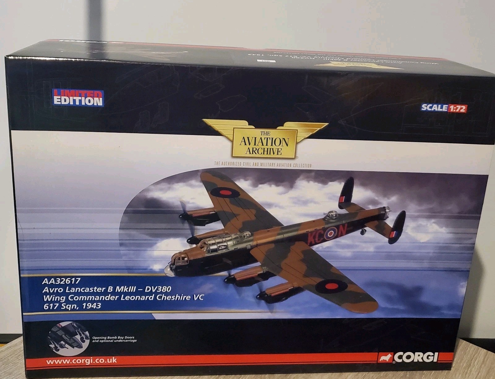 Corgi AA32617 Avro Lancaster B MKIII-DV380 Wing Commander Leonard Cheshire VC
