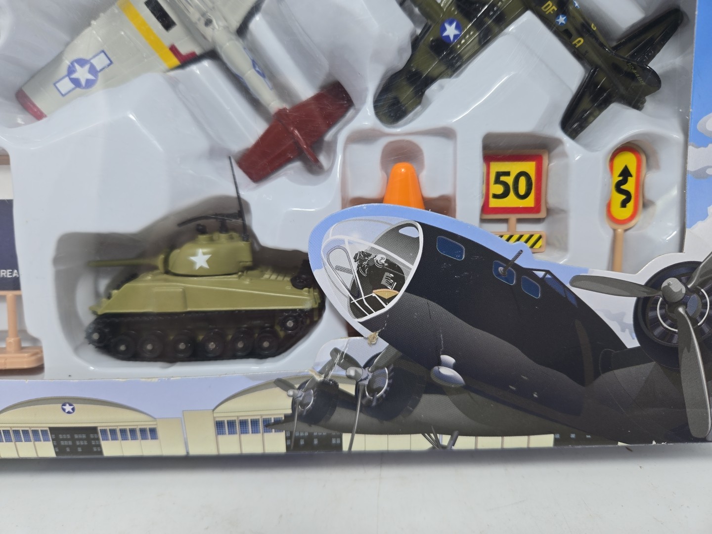 Daron WW2 War Airplane Tank Model Playset RT1941