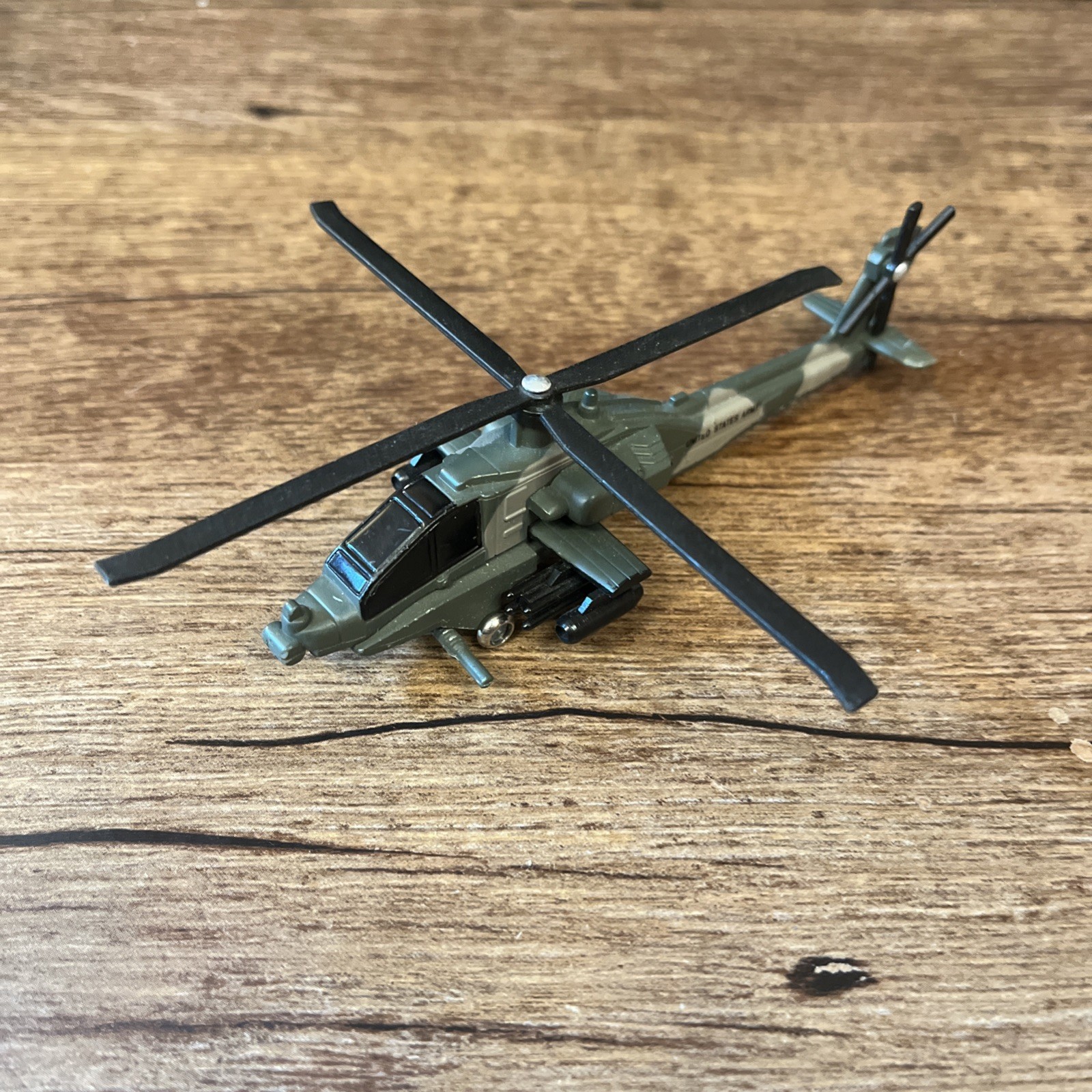 Just Think Toys Hot Wings AH-64 Apache U.S Military Diecast Helicopter 1:72