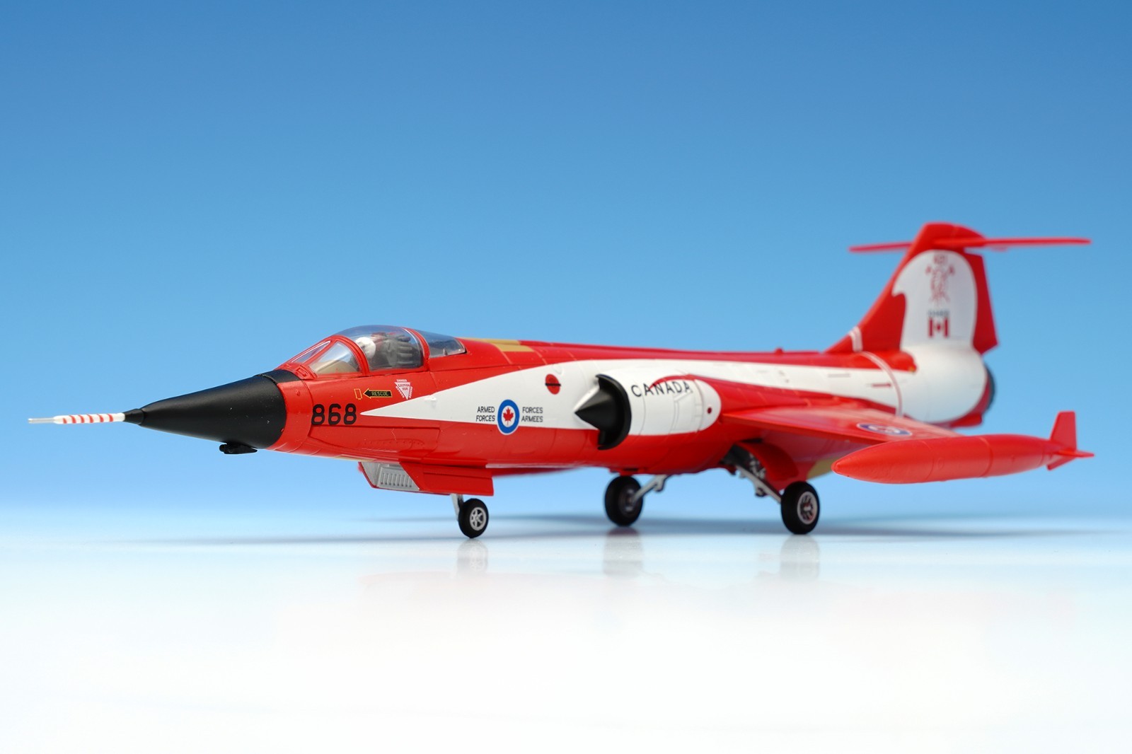 Hobby Master Canadair CF-104 Starfighter RCAF Flying Coke Can Canada 1/72 HA1037