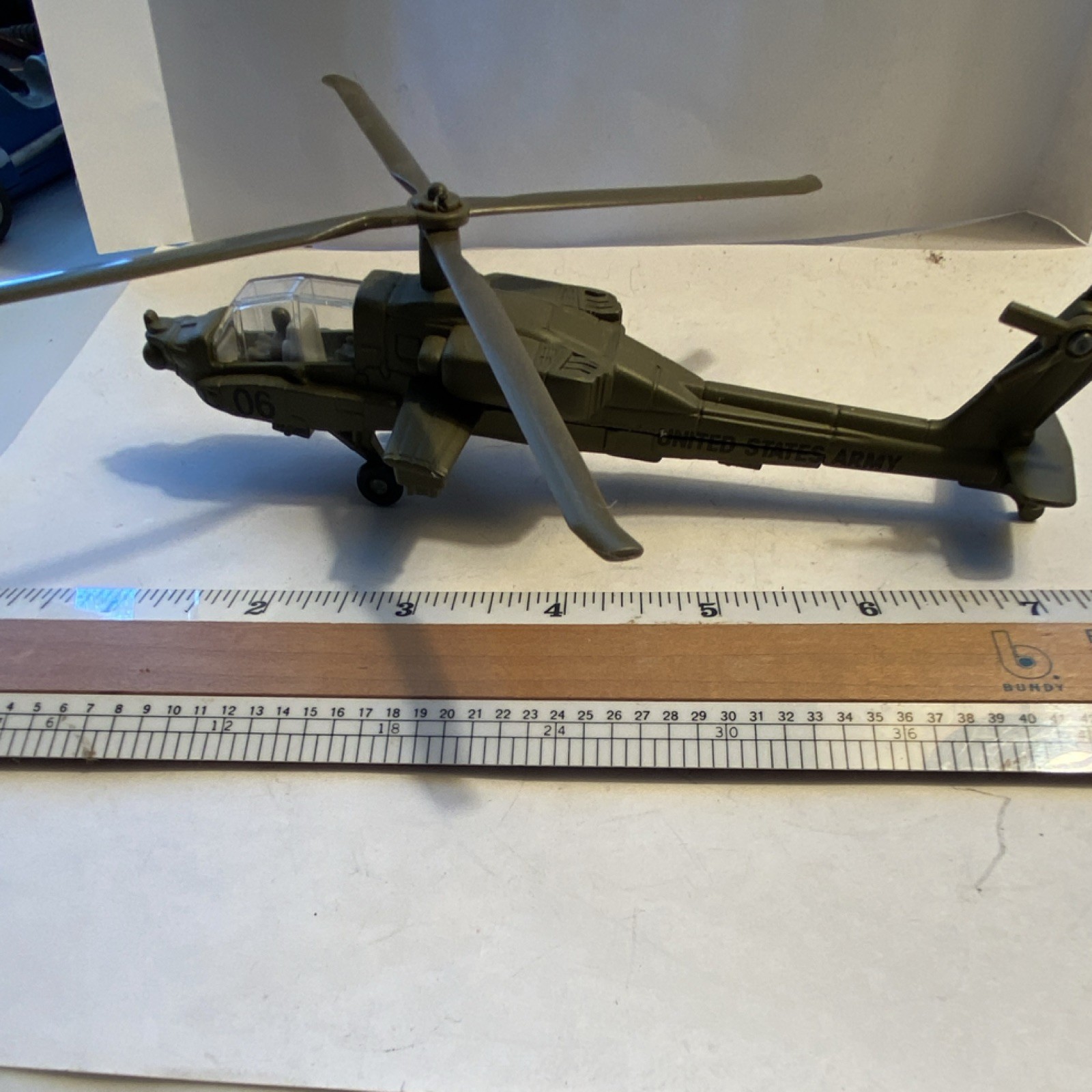 Maisto Boeing AH-64 Apache Diecast Helicopter 1:60 Green Army w/ Stand