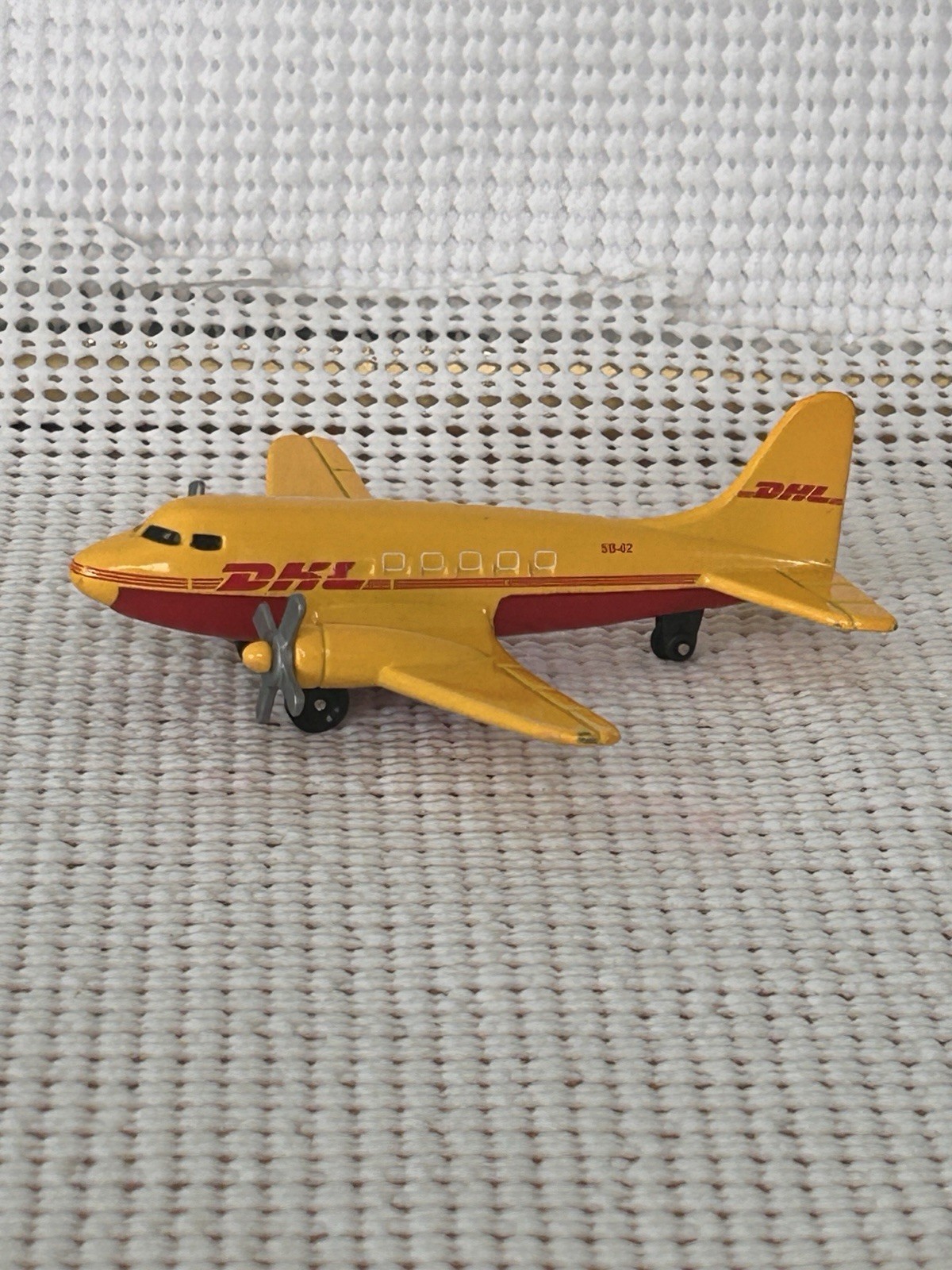 Vintage Used 2006 Matchbox Sky Busters MBX Metal DHL Delivery Aircraft SB-62