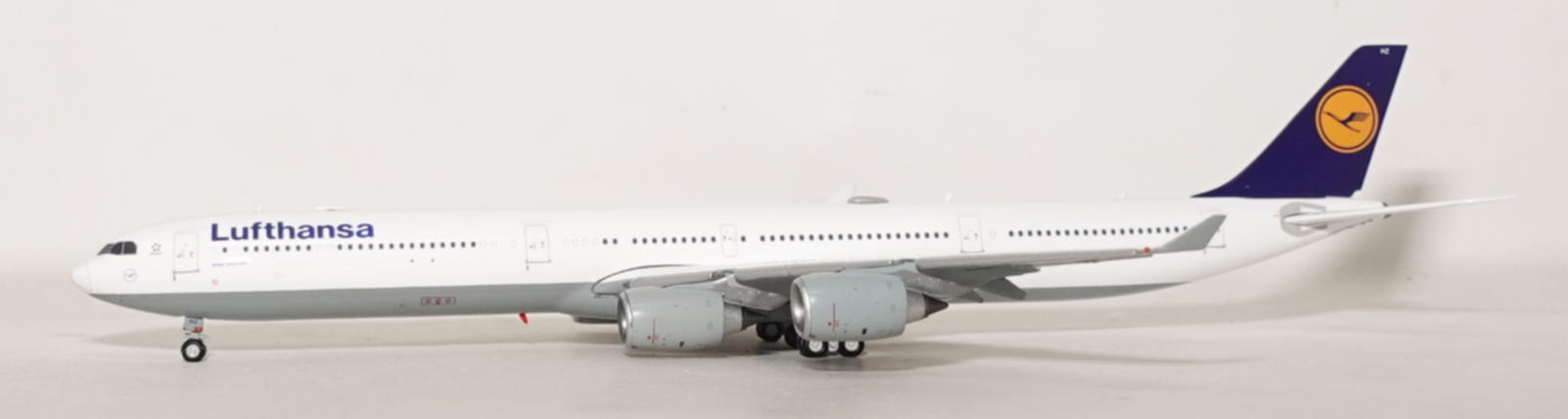 1:400 YY Wings Lufthansa A340-600 D-AIHZ 94325 YY34615 Airplane Model