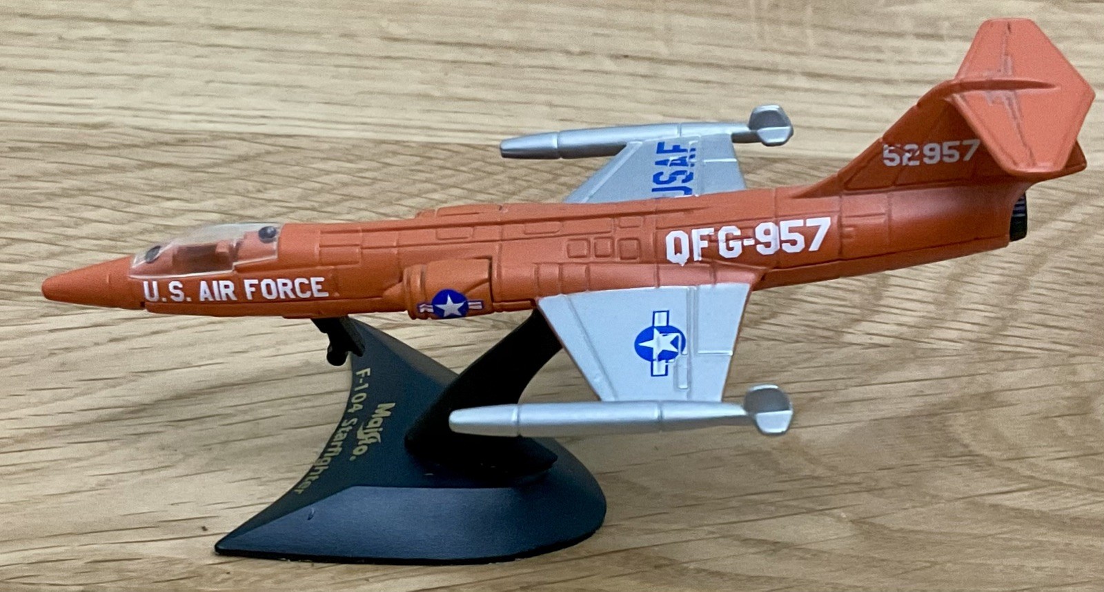 Maisto Toy Diecast Model Aircraft 1:130 Lockheed Starfighter F104 USAF Orange