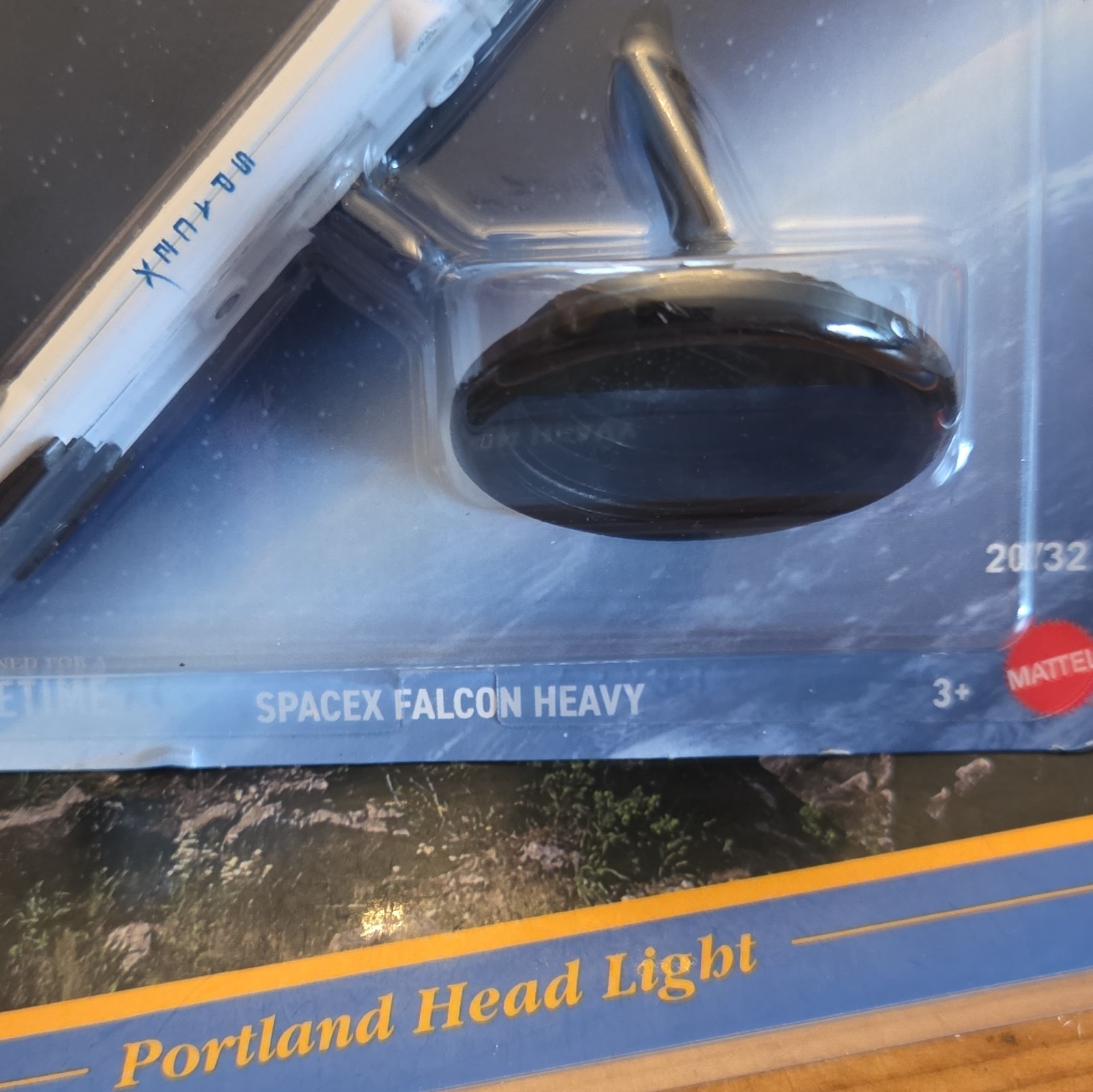 Matchbox Sky Busters SpaceX Falcon Heavy Rocket w/ Stand White Black JDJ05