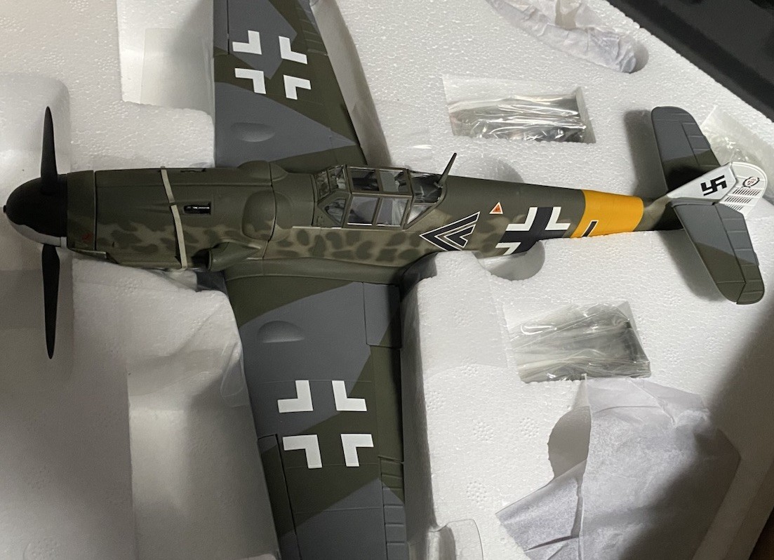 Corgi US34907 Bf109G Anton Hacki (192 Victories) Oldenburg Germany 1944 3Figures