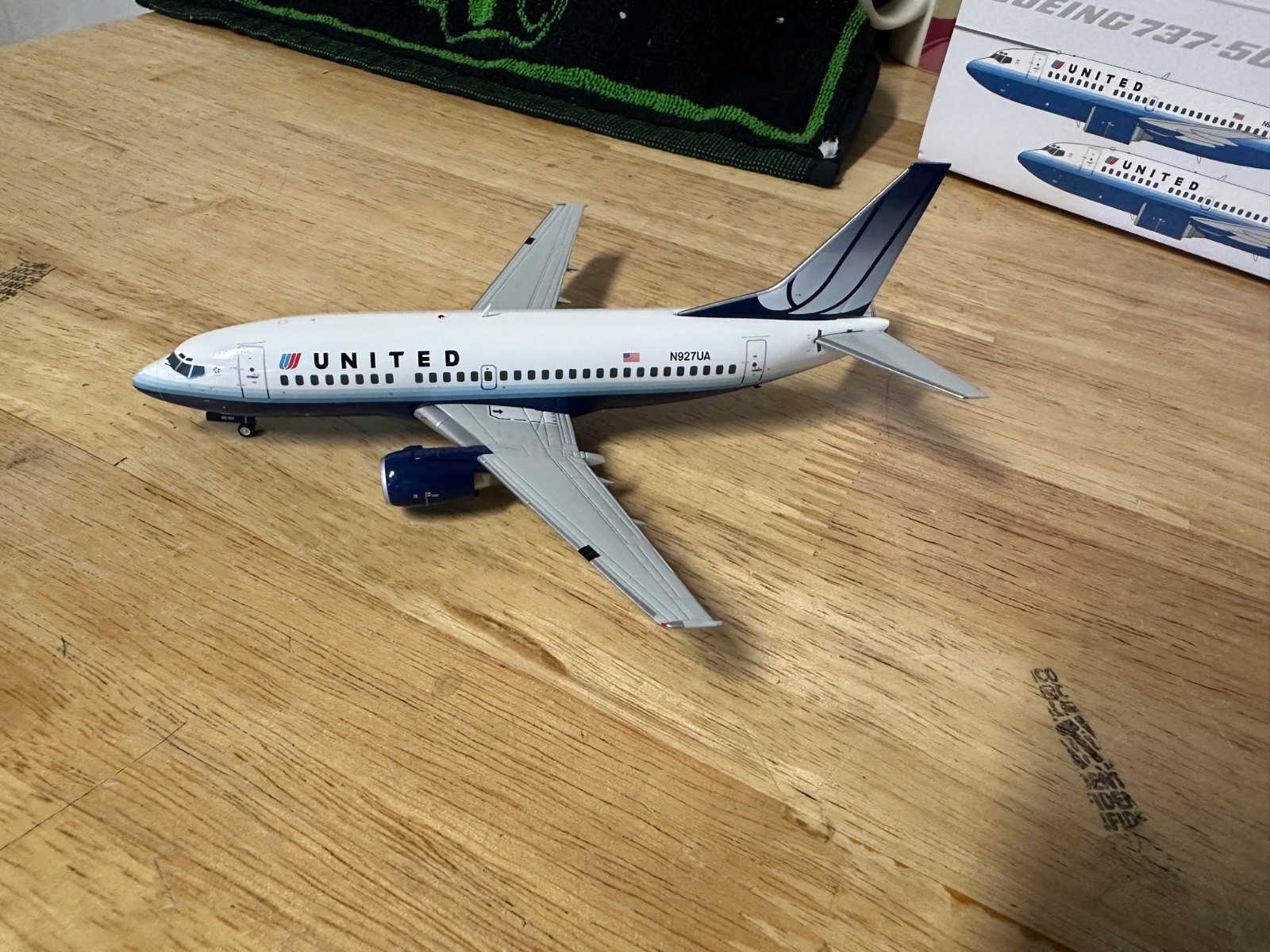 B737-500 UNITED AIRLINES “TULIP” REG: N927UA WITH STAND – JC WINGS XX20243 1/200