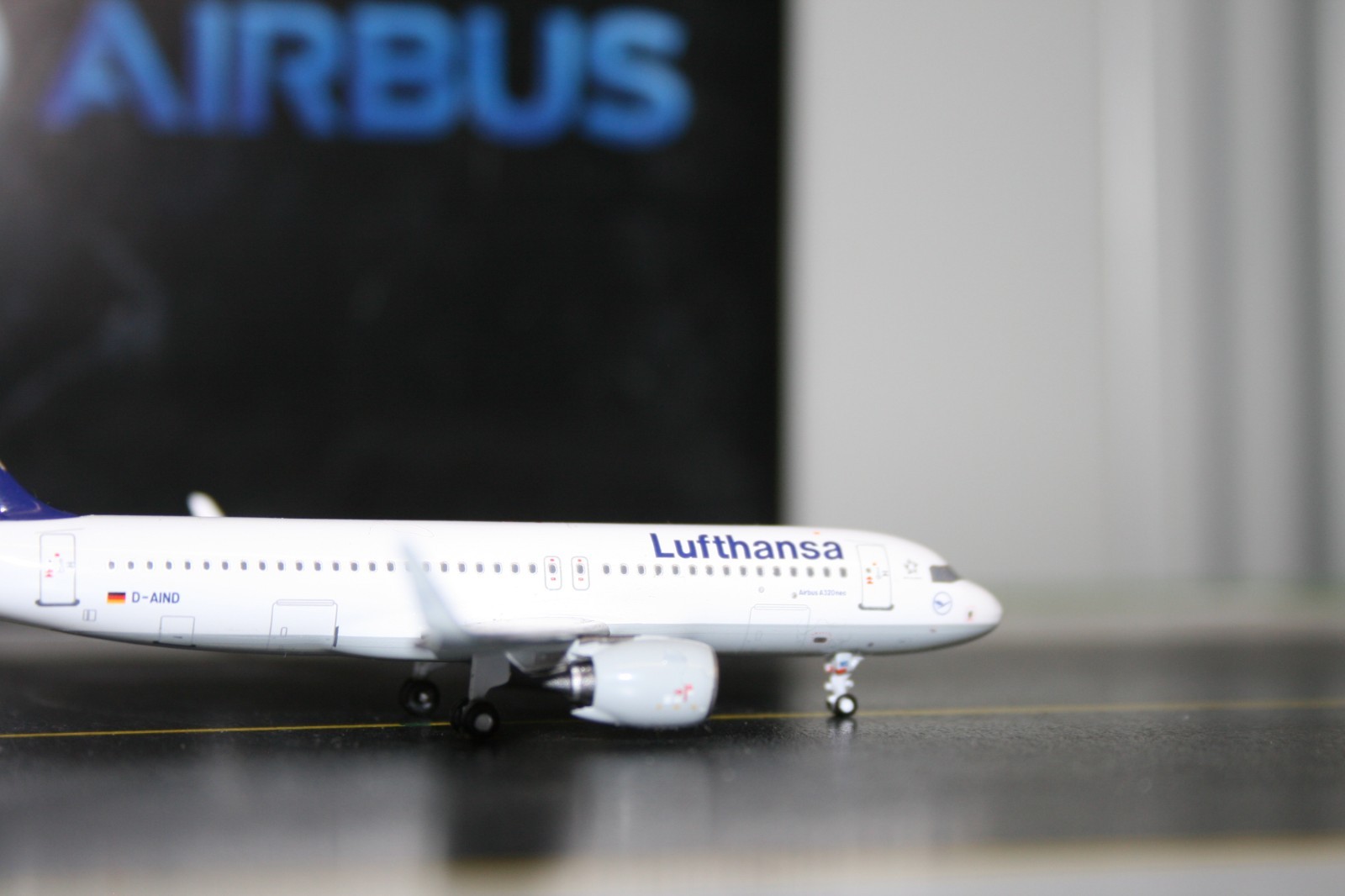Panda Model 1:400 Lufthansa Airbus A320neo D-AIND (PM-D-AIND) Model Plane