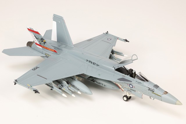 Hobby Master 1/72 F/A-18E Super Hornet AJ300 USN VFA-87 Golden Warriors