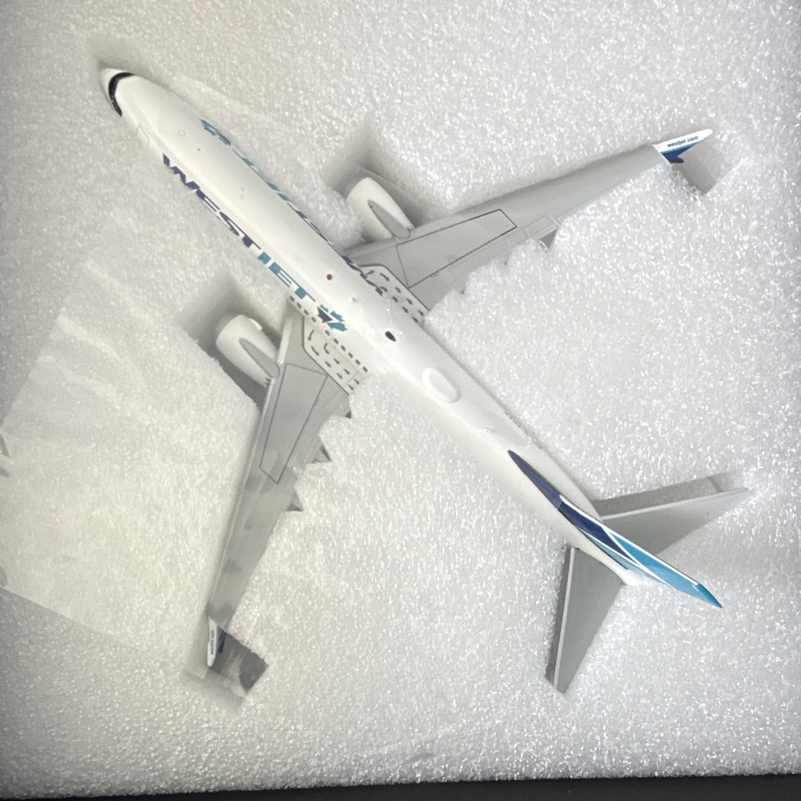 Gemini Jets 200 WestJet Boeing 737 MAX 8 1:200 Diecast w/ Stand LE G2WJA688